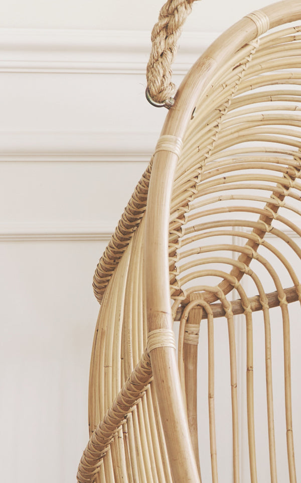 Esta es una imagen de detalle de Renoir silla colgante en natural rattan. Detalle de la estructura natural de ratán con radios y colgador de cuerda.