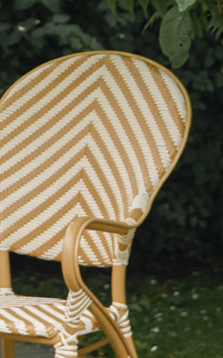 Esta es una imagen de detalle de Isabell en almond aluminium frame Chevron Honey Ivory ArtFibre.