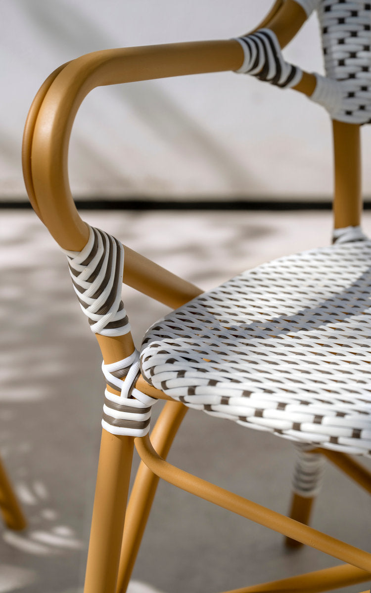 Esta es una imagen de detalle de Isabell sillón de comedor exterior en almond aluminium frame white w cappuccino dot artfibre. Reposabrazos envuelto.
