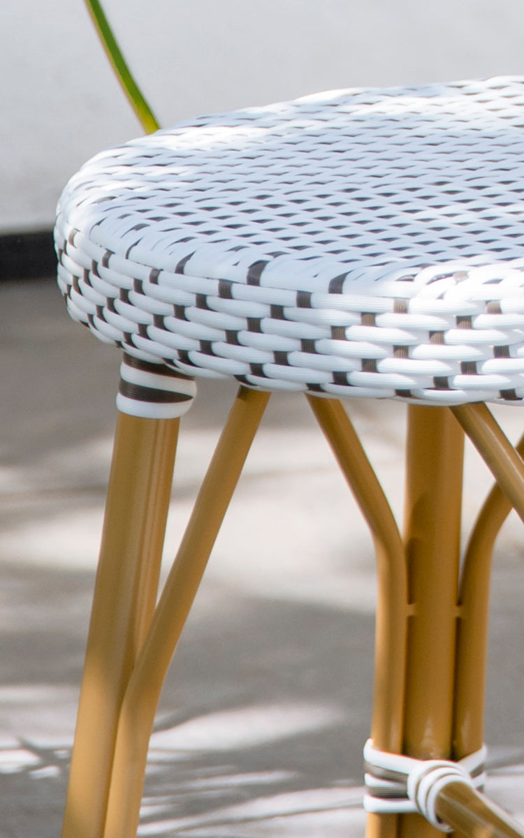 Esta es una imagen de detalle de Simone taburete exterior en almond aluminium frame white w cappuccino dot artfibre.