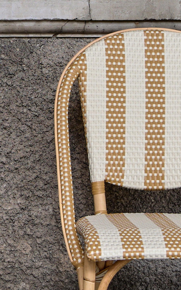 Esta es una imagen de detalle de Sofie silla de comedor en striped honey ivory artfibre skin on natual rattan frame.