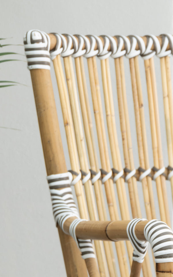 Esta es una imagen de detalle de Monique sillón de comedor en white w cappuccino dot artfibre skin on rattan frame.