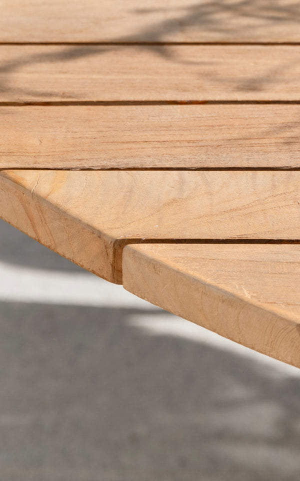 Esta es una imagen de detalle de George mesa exterior Ø120 en outdoor Teak.