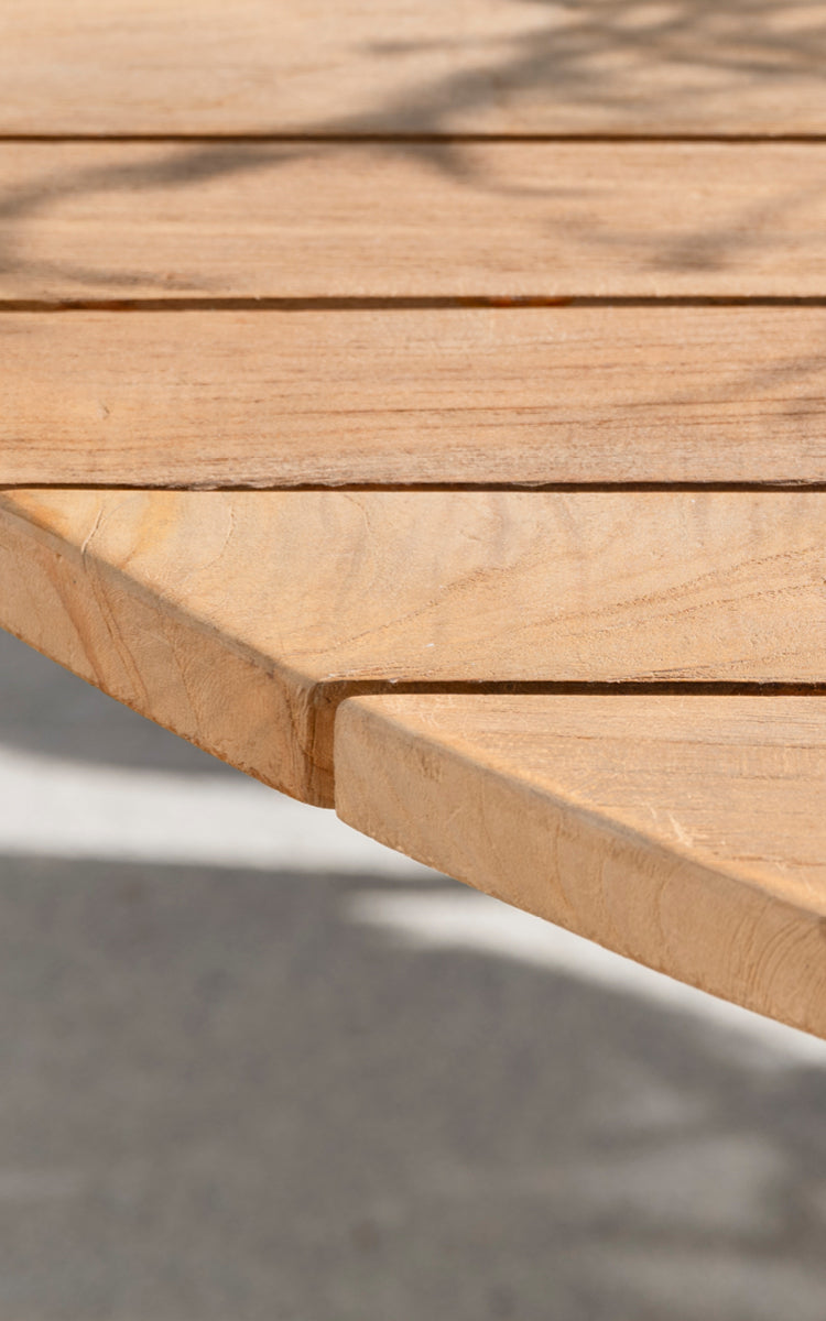 Esta es una imagen de detalle de George mesa exterior Ø160 en outdoor Teak.