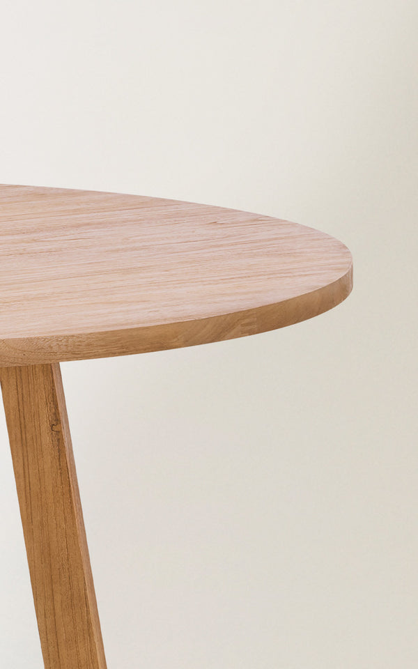 Esta es una imagen de detalle de Aksel mesa de comedor en teak indoor.