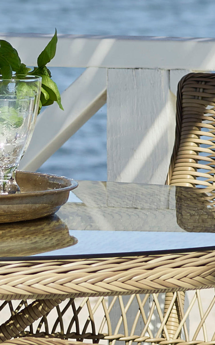 Esta es una imagen de detalle de Grace mesa de comedor exterior en antique Grey ArtFibre Aluminium.