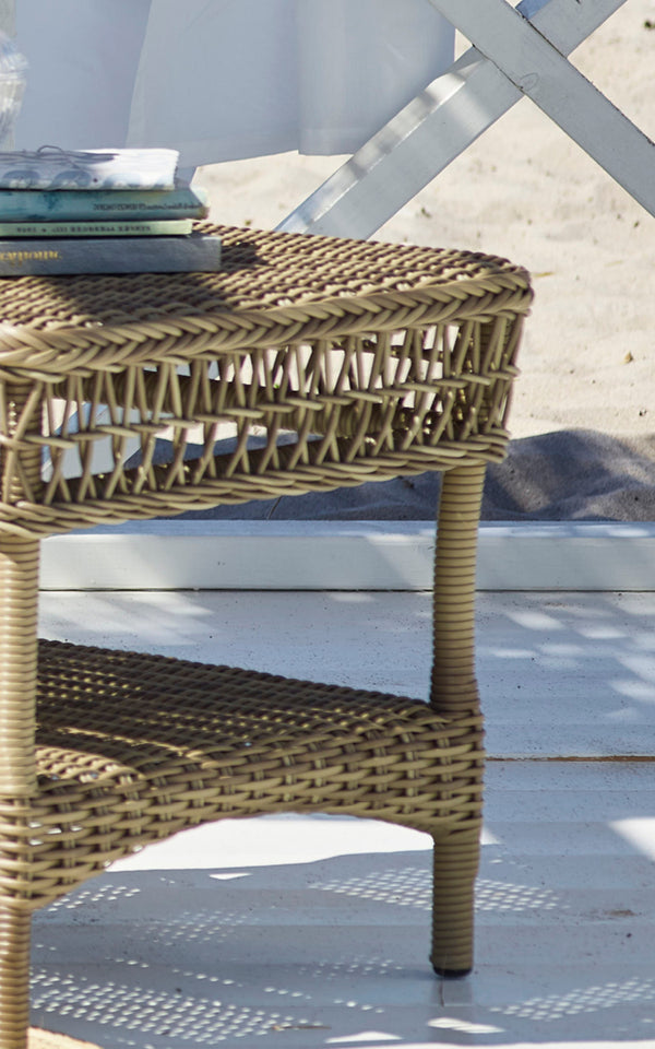 Esta es una imagen de detalle de Susy mesa auxiliar en antique Grey ArtFibre Aluminium.