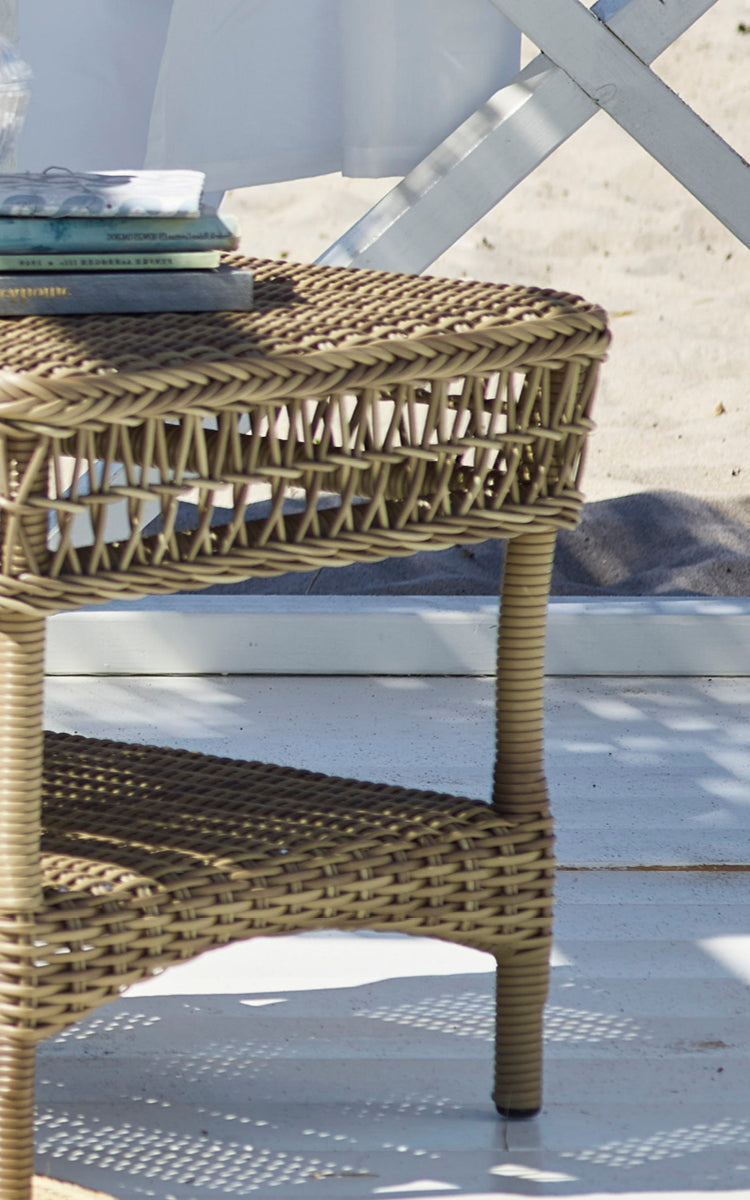 Esta es una imagen de detalle de Susy mesa auxiliar en antique Grey ArtFibre Aluminium.