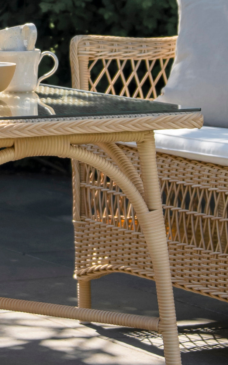 Esta es una imagen de detalle de Victoria Exterior Coffee Table 100x60 cm en natural artfibre aluminium.