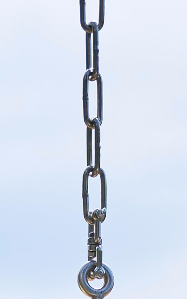 Esta es una imagen de detalle de Chain huevo colgante en metal.