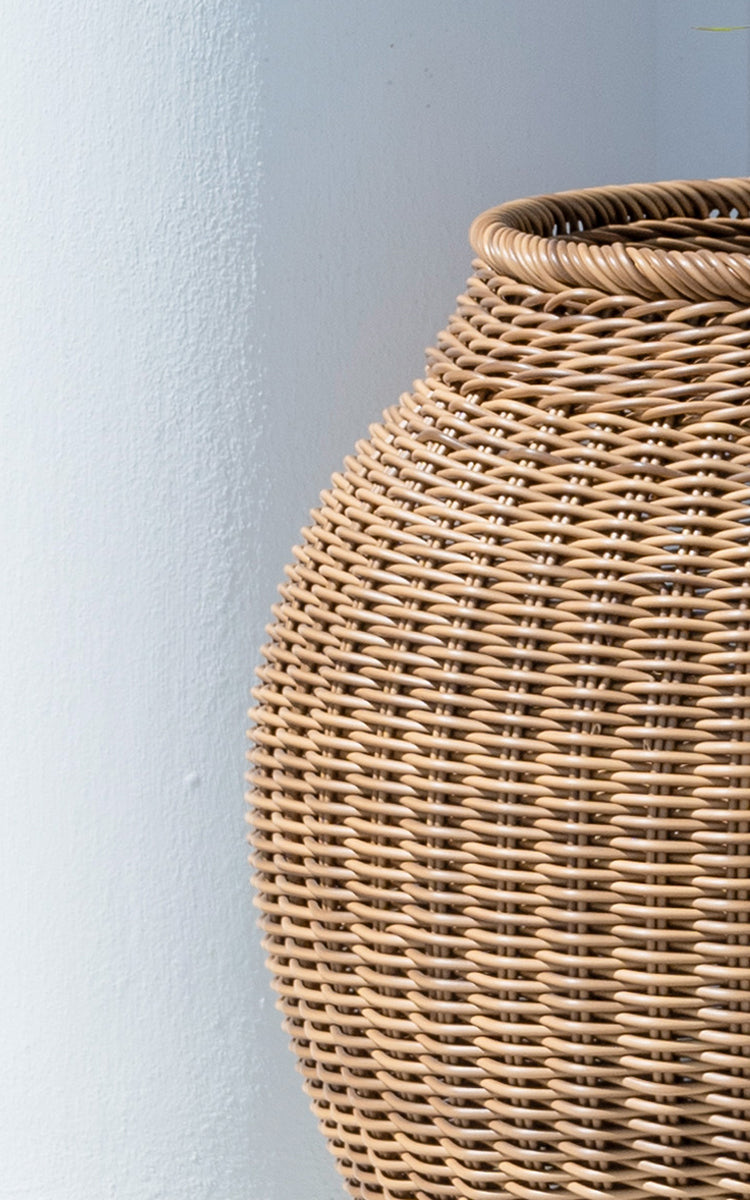 Esta es una imagen de detalle de Alma cesta en chestnut core weave ArtFibre Aluminium.