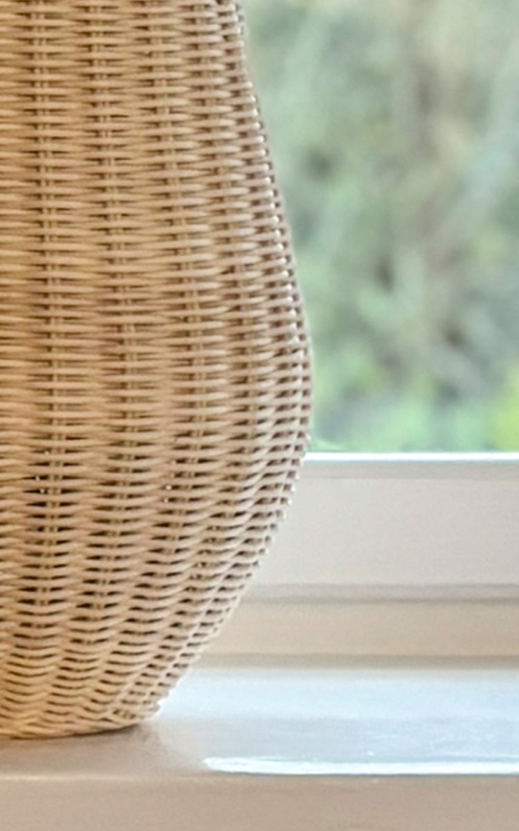 Esta es una imagen de detalle de Aura cesta en natural core weave Iron frame.
