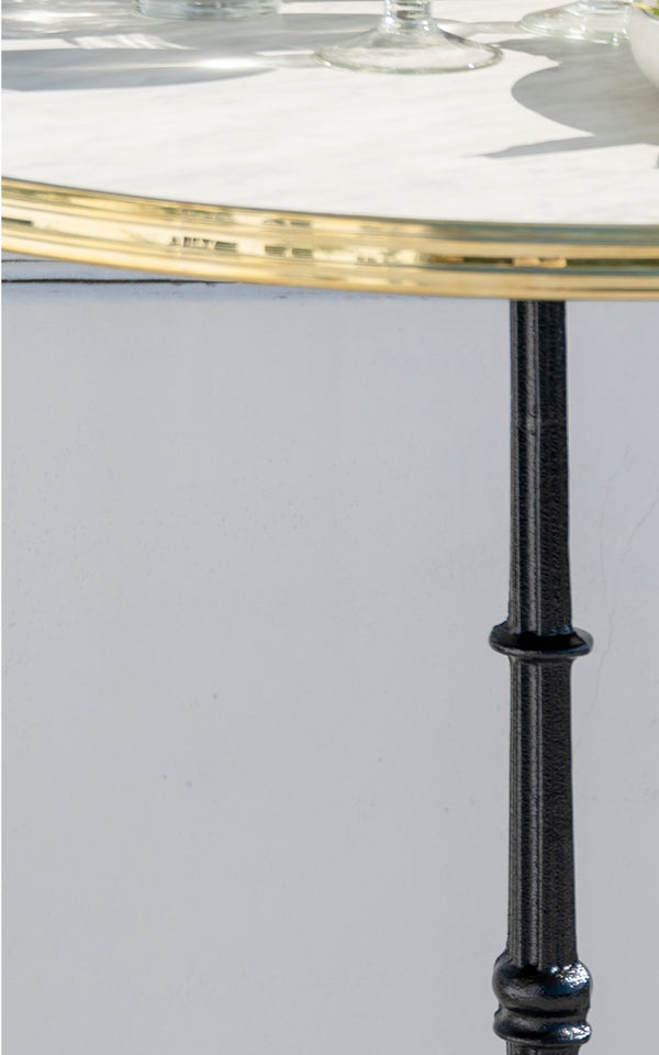 Esta es una imagen de detalle de Lyon mesa de bar Versalite Marble Ø70 cm en cast iron. Tapa de mármol y columna de hierro fundido con perfil torneado.