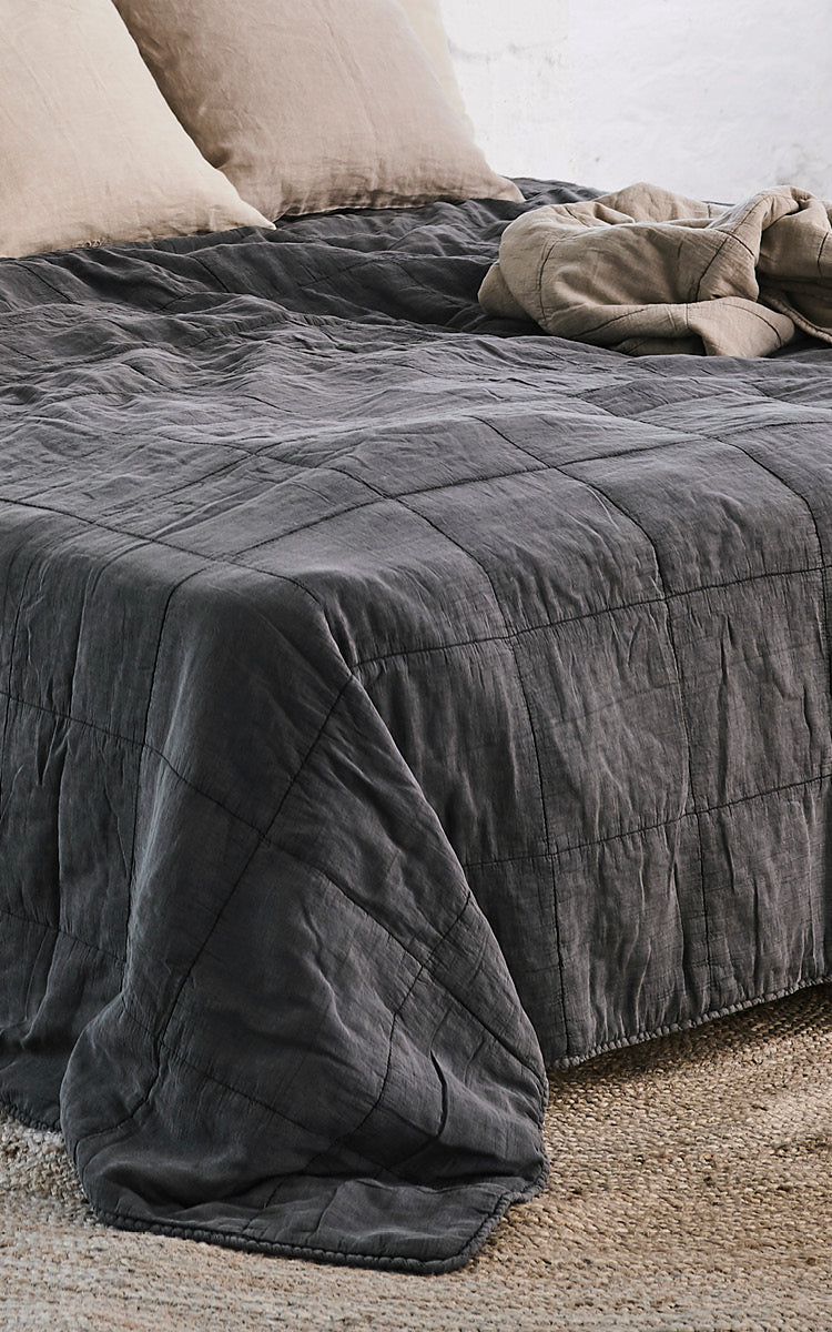 Esta es una imagen de detalle de CTE058CH colcha en charcoal Cotton.