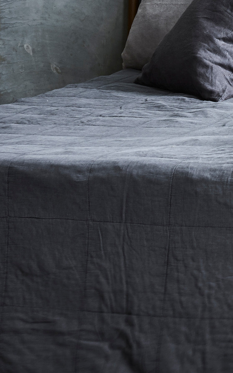 Esta es una imagen de detalle de CTE058DB colcha en dusty Blue Cotton.