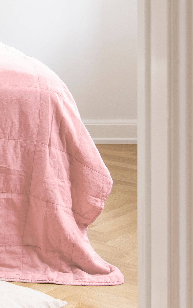 Esta es una imagen de detalle de CTE058MR colcha en misty Rose Cotton.