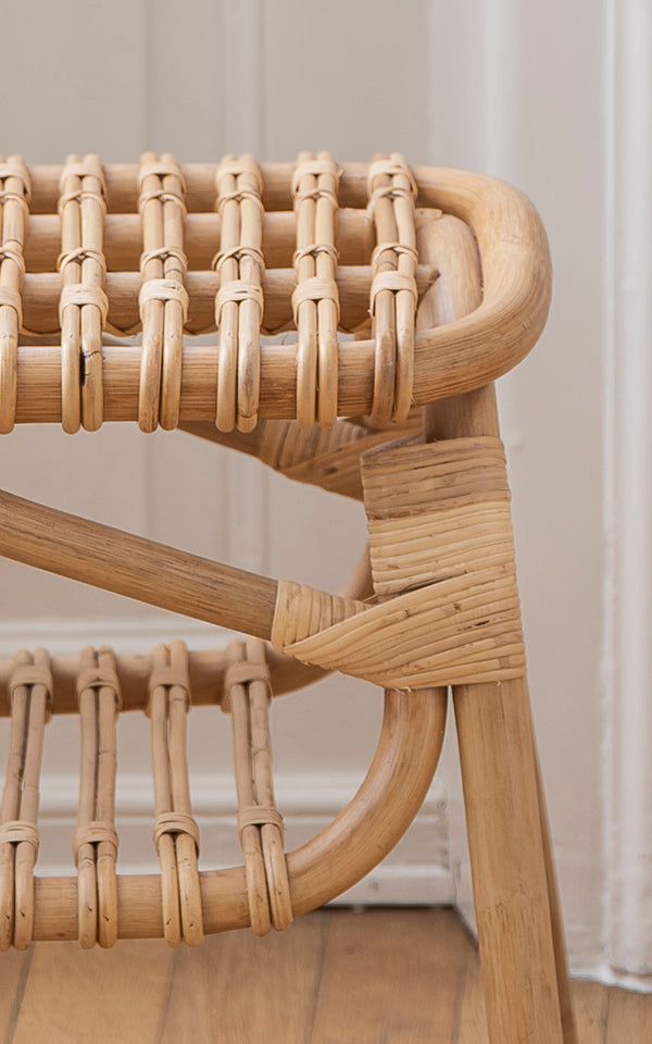 Esta es una imagen de detalle de Machiya banco en natural skin on rattan. Juntas de ratán envueltas y detalle de construcción de asiento abierto en lazos.