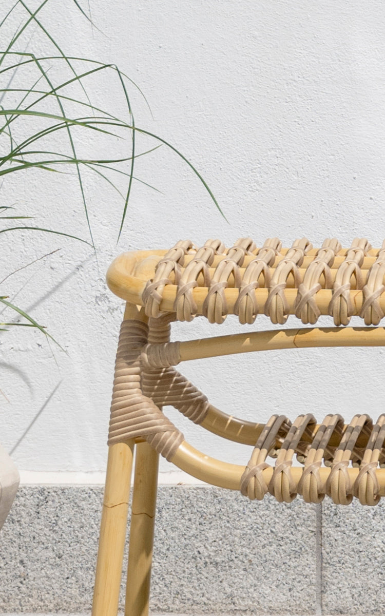 Esta es una imagen de detalle de Machiya banco exterior en natural aluminium artfibre. Tejido trenzado de ArtFibre y detalle de junta envuelta del marco.