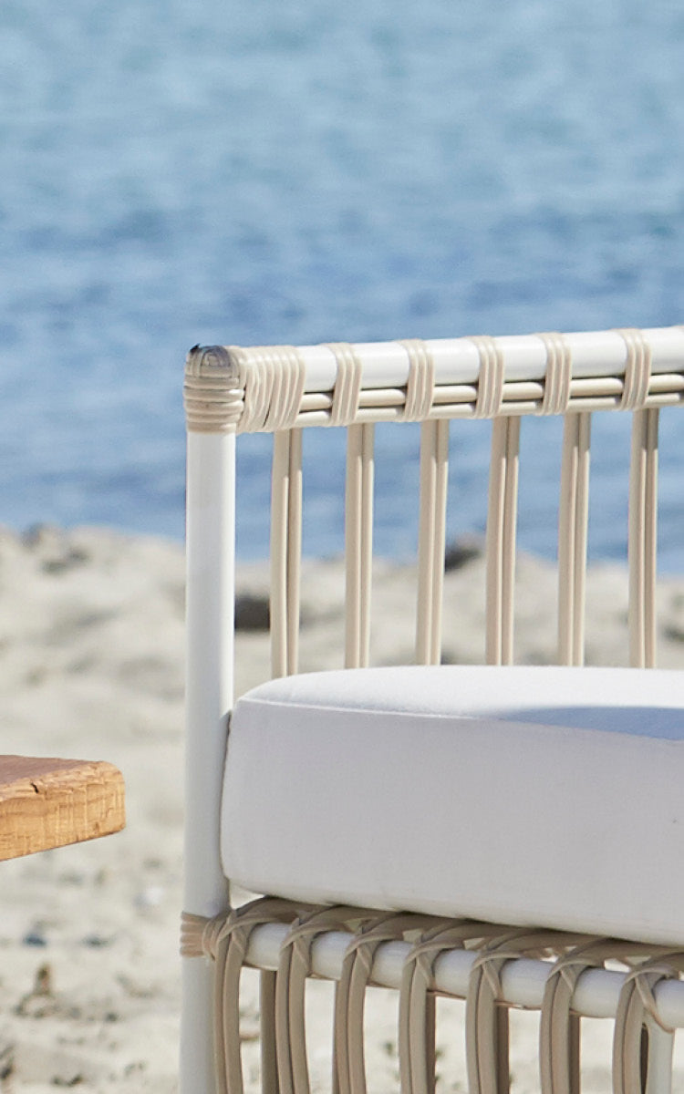 Esta es una imagen de detalle de Caroline sillón lounge exterior en dove White Aluminium ArtFibre.