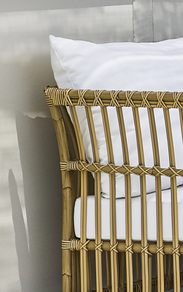 Esta es una imagen de detalle de Maggie Sofá Módulo Esquinero en antique aluminium artfibre. Marco de listones verticales con juntas envueltas y cojín blanco.