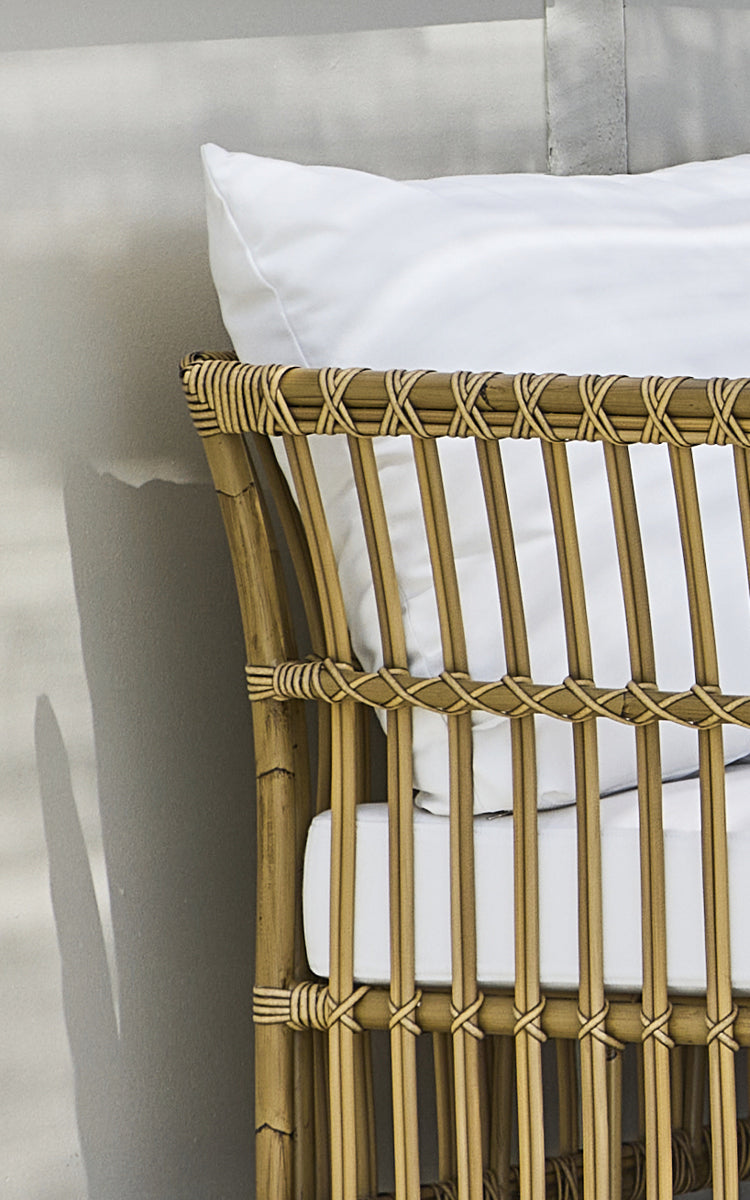 Esta es una imagen de detalle de Maggie Sofá Módulo Esquinero en antique aluminium artfibre. Marco de listones verticales con juntas envueltas y cojín blanco.