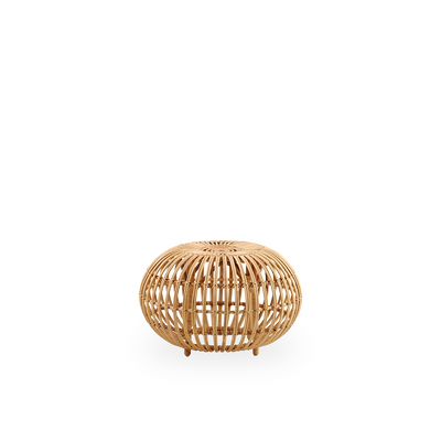 Vista lateral del puf grande Ø65 cm, diseñado por Franco Albini & Franca Helg. Hecho a mano con ratán de alta calidad en color natural.