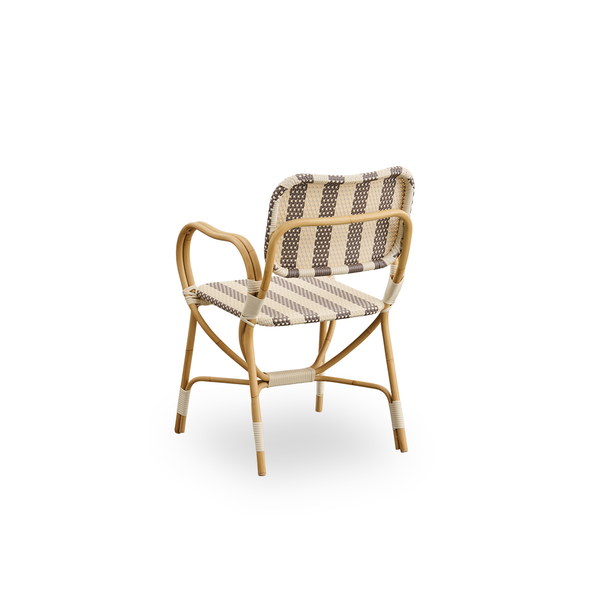 Vista lateral trasera de la silla exterior Bistro diseñada por Franco Albini y Franca Helg. Estructura de aluminio con apariencia de ratán y asiento y respaldo completamente tejidos con un patrón de rayas anchas en ArtFibre marrón e marfil.