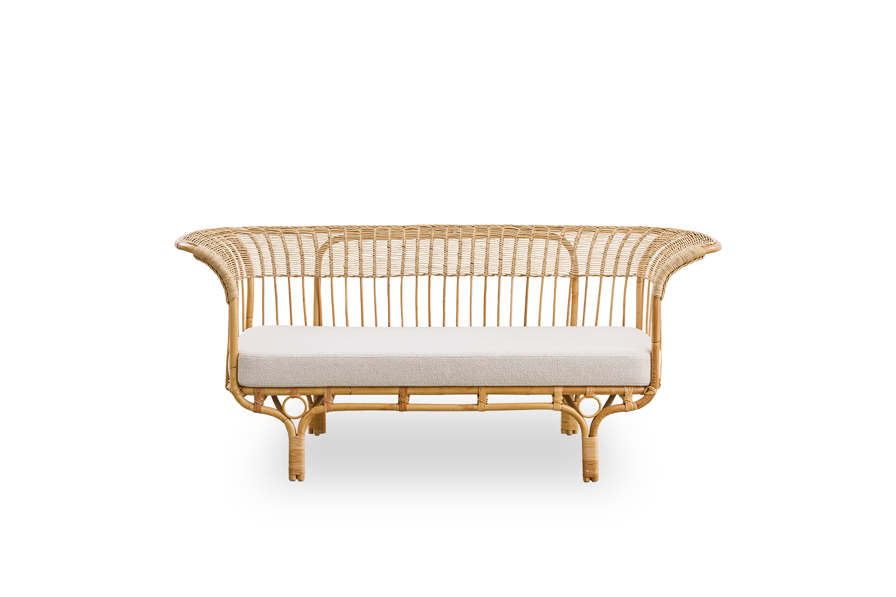 Vista frontal del sofá de exterior Belladonna con aspecto de ratán, diseñado por Franco Albini y Franca Helg. El sofá tiene una expresión elegante con patas delgadas y un asiento majestuoso con muchos detalles de tejido ArtFibre sobre una estructura de al