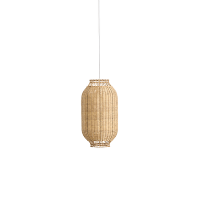 Pantalla de lámpara Kou, diseñada por Jin Kuramoto, pantalla de lámpara inspirada en Japón, hecha a mano en ratán de alta calidad con armazón interior de acero para mayor estabilidad. Altura 50 cm, ancho 28 cm.