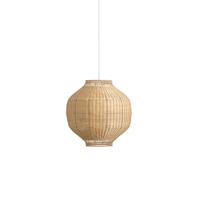 Pantalla de lámpara Tomori de ratán, diseñada por Jin Kuramoto. Pantalla de inspiración japonesa, hecha a mano en ratán con estructura interna de acero que le proporciona buen peso y estabilidad.