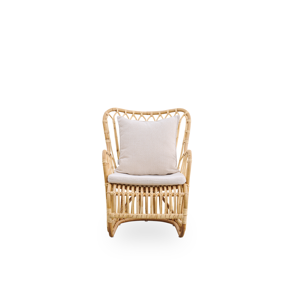 Vista frontal del sillón lounge Tulip diseñado por Tove Kindt-Larsen, con suaves líneas orgánicas.
Hecho a mano con ratán indonesio de alta calidad.