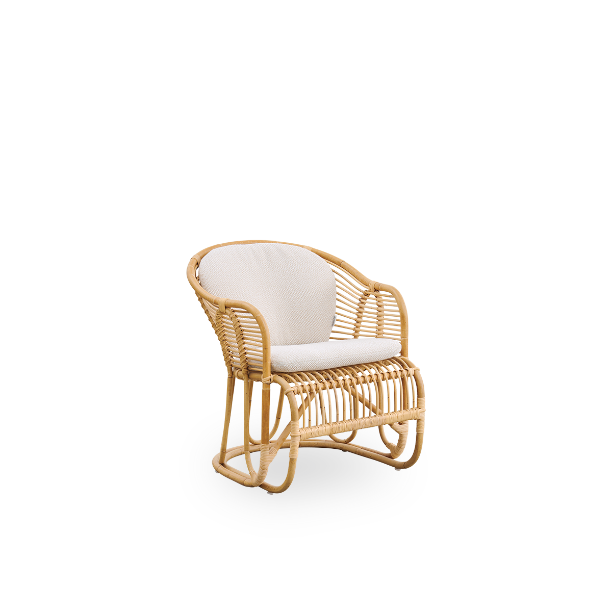 Vista lateral del sillón lounge Swing, diseñado por Tove Kindt-Larsen. Hecho a mano con ratán indonesio de alta calidad y equipado con cojines de asiento y respaldo.