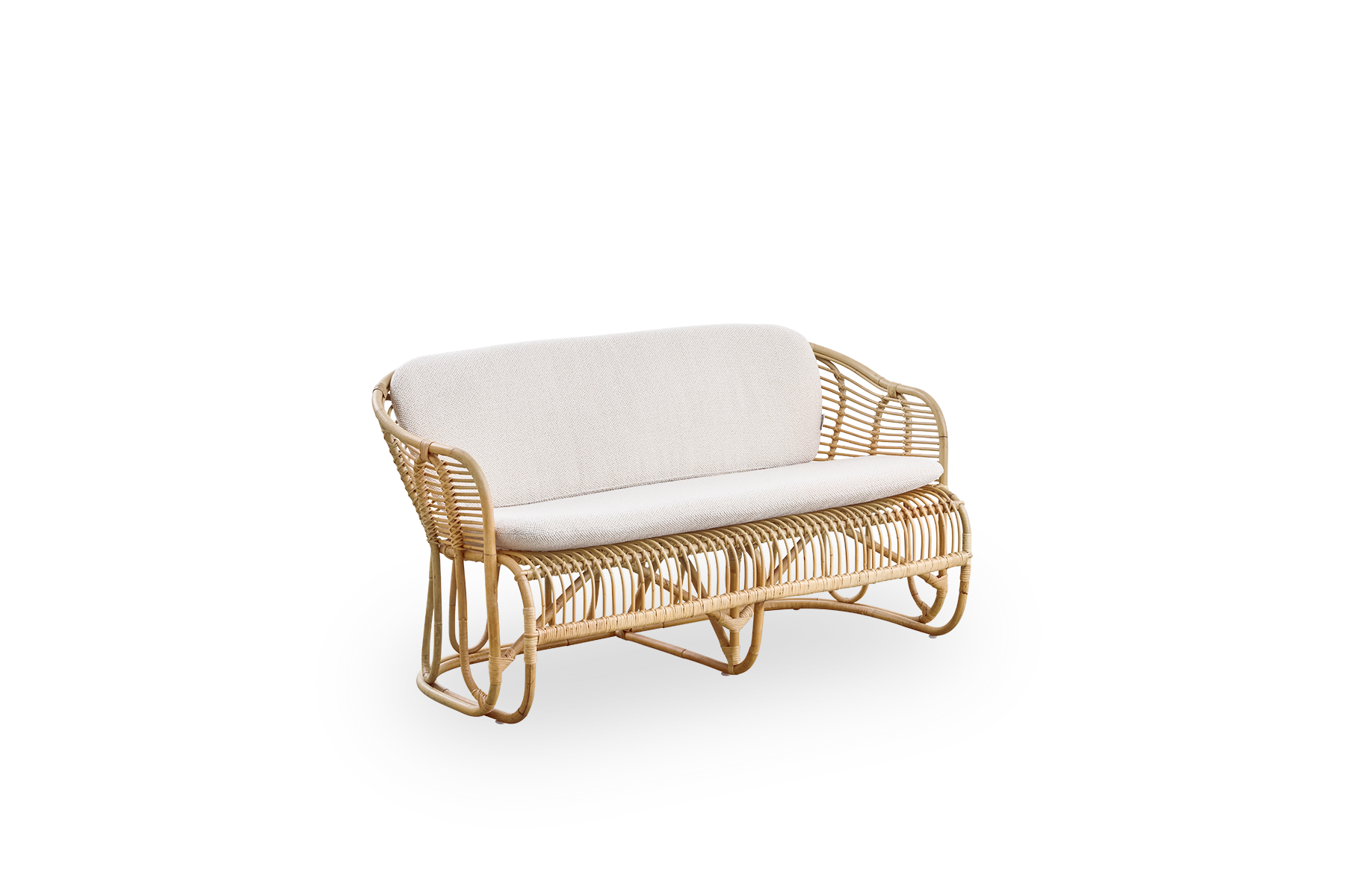 Vista lateral del sofá Swing de 2 plazas, diseñado por Tove Kindt-Larsen. Hecho a mano con ratán indonesio de alta calidad y equipado con cojines de asiento y respaldo.