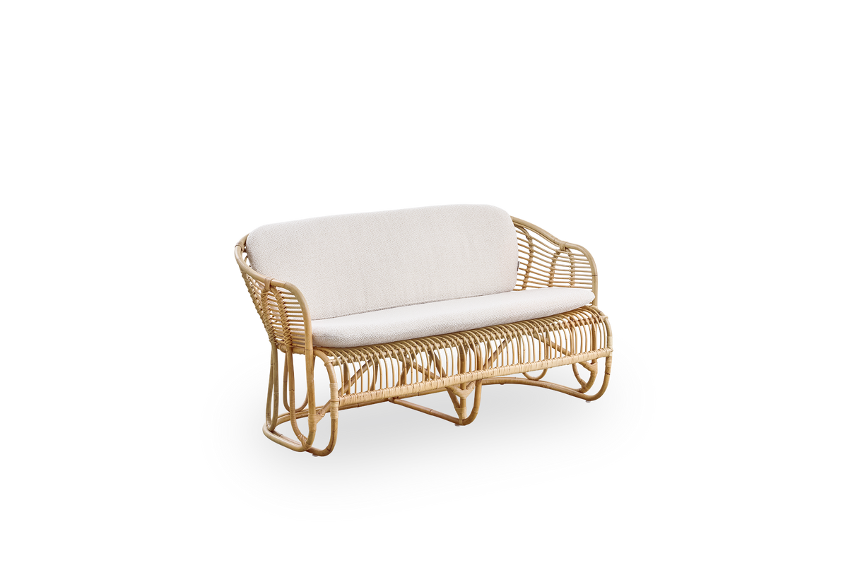 Vista lateral del sofá Swing de 2 plazas, diseñado por Tove Kindt-Larsen. Hecho a mano con ratán indonesio de alta calidad y equipado con cojines de asiento y respaldo.