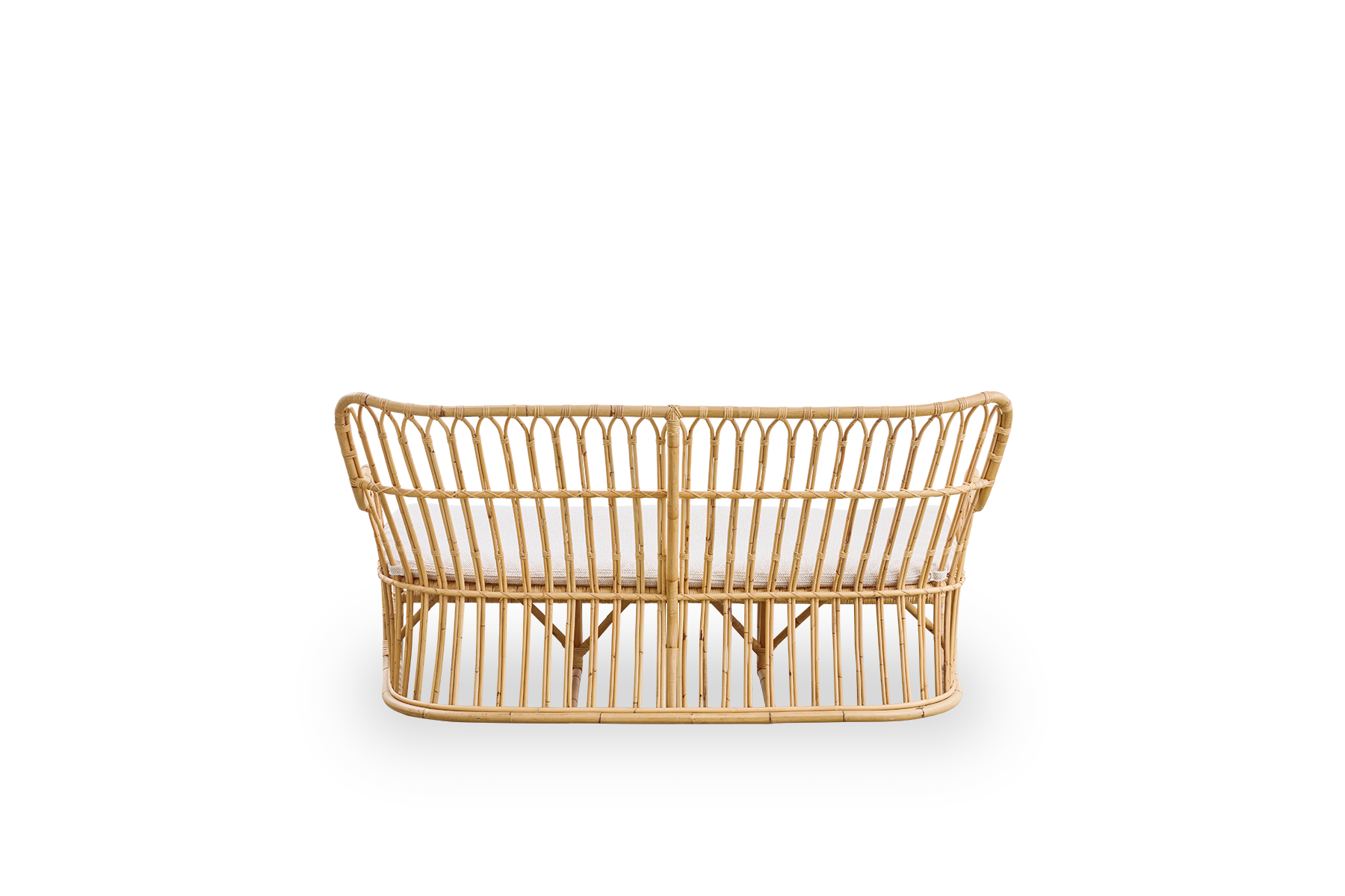 Vista trasera sencilla del sofá de mimbre Tulip, diseñado por Tove Kindt-Larsen, con líneas suaves y orgánicas. Hecho a mano con ratán indonesio de alta calidad.