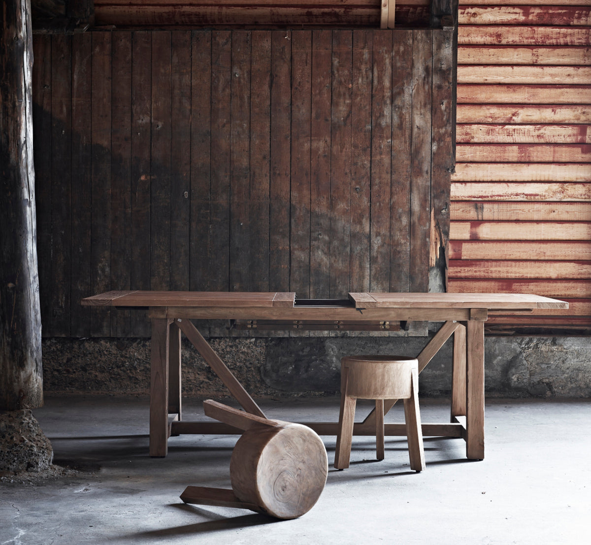 Esta es una imagen de estilo de vida de George mesa extensible exterior 200(280) en outdoor Teak, en un patio de jardín exterior con fachada blanca y.
