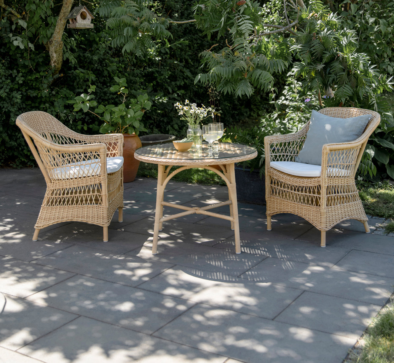 Esta es una imagen de estilo de vida de Victoria Exterior Coffee Table Ø80 cm en natural artfibre aluminium. Estilizado en un interior luminoso.