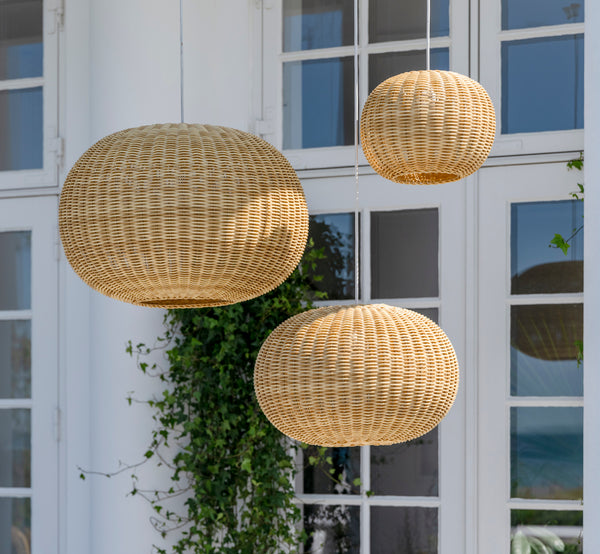 Esta es una imagen de estilo de vida de Tangelo Exterior Lampshade Ø24 cm | Extra Small en natural core weave artfibre & aluminium.