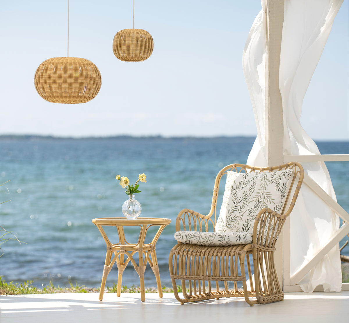Esta es una imagen de estilo de vida de Tangelo Exterior Lampshade Ø37 cm | Small en natural core weave artfibre & aluminium.