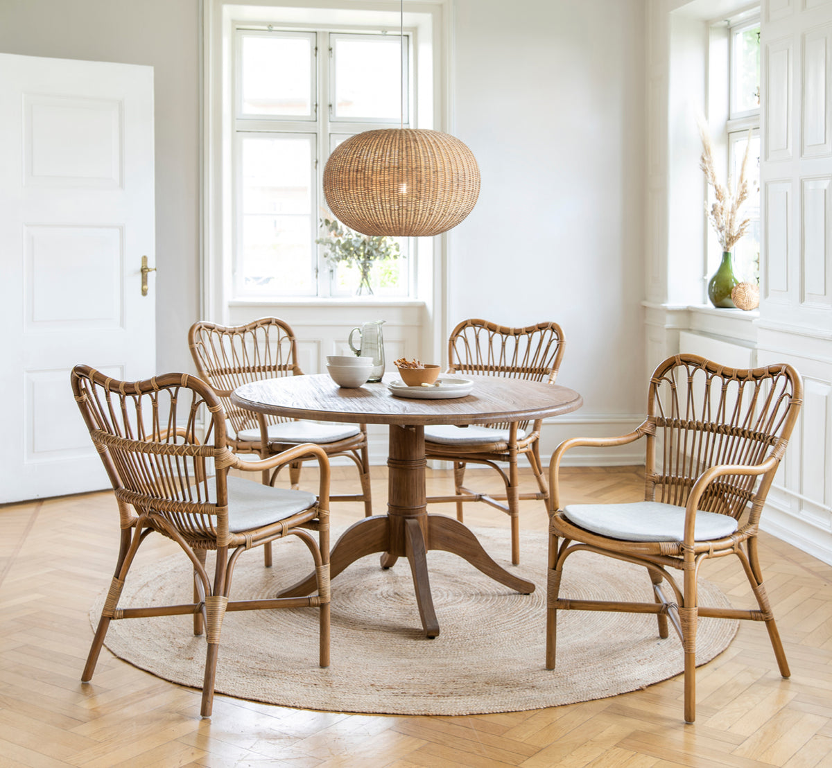 Esta es una imagen de estilo de vida de Tangelo Lampshade Ø62 cm | Large en natural rattan. Estilizado en un interior luminoso.