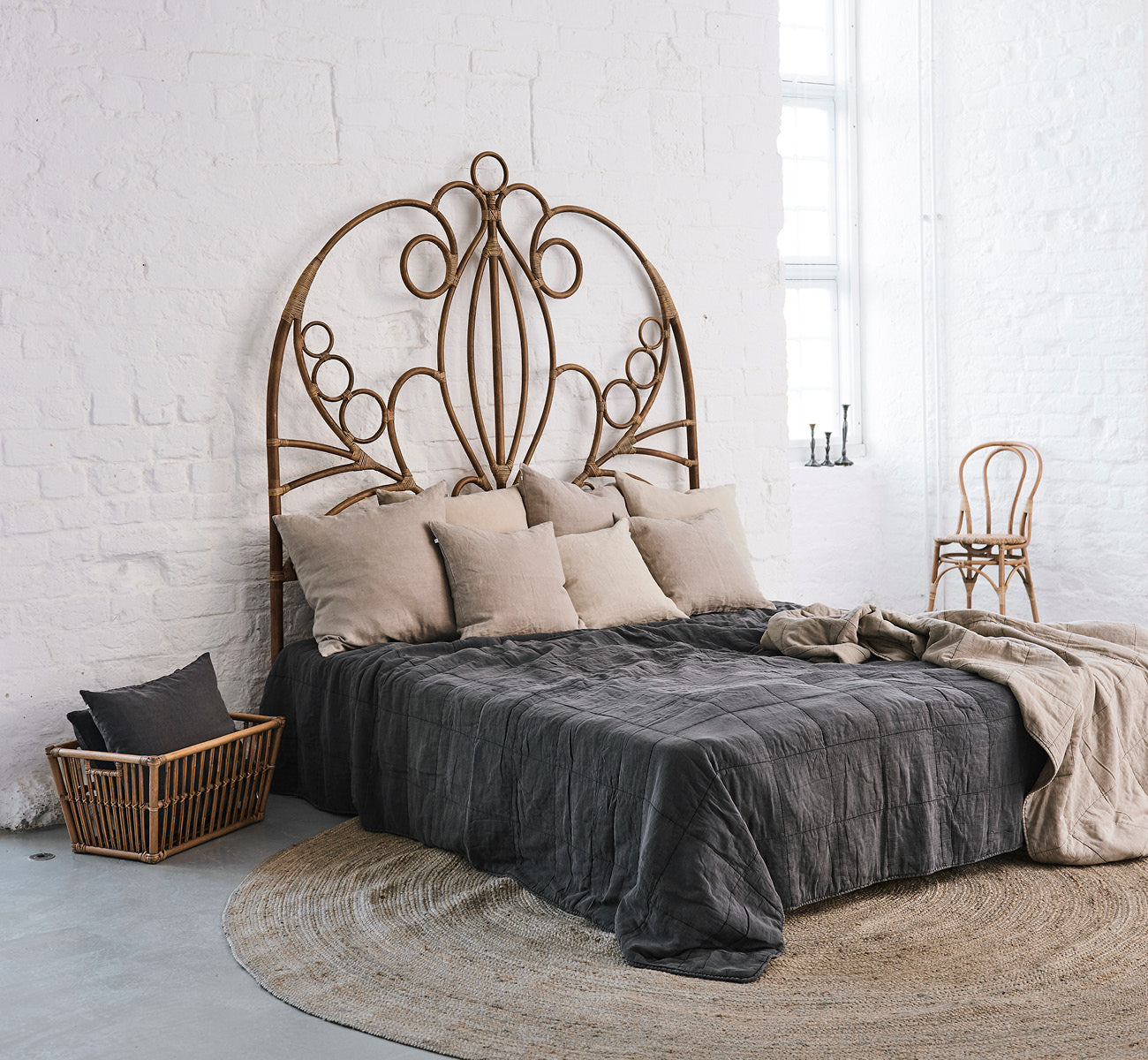 Esta es una imagen de estilo de vida de CTE058CH colcha en charcoal Cotton, en un dormitorio sereno con decoración neutra y parqué en espiga.