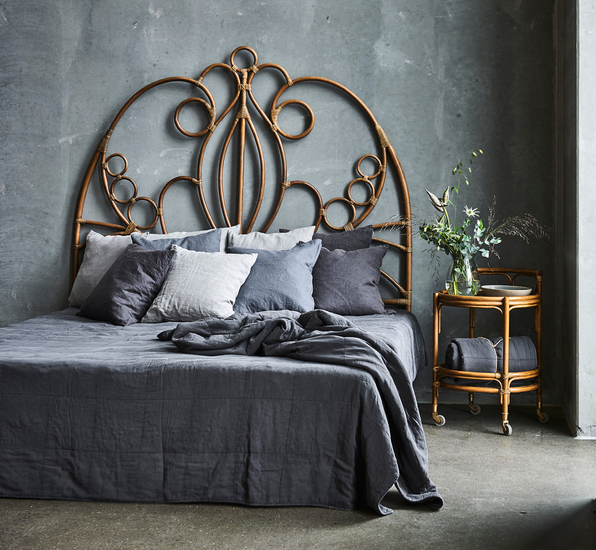Esta es una imagen de estilo de vida de CTE058DB colcha en dusty Blue Cotton, en un dormitorio sereno con decoración neutra y parqué en espiga.