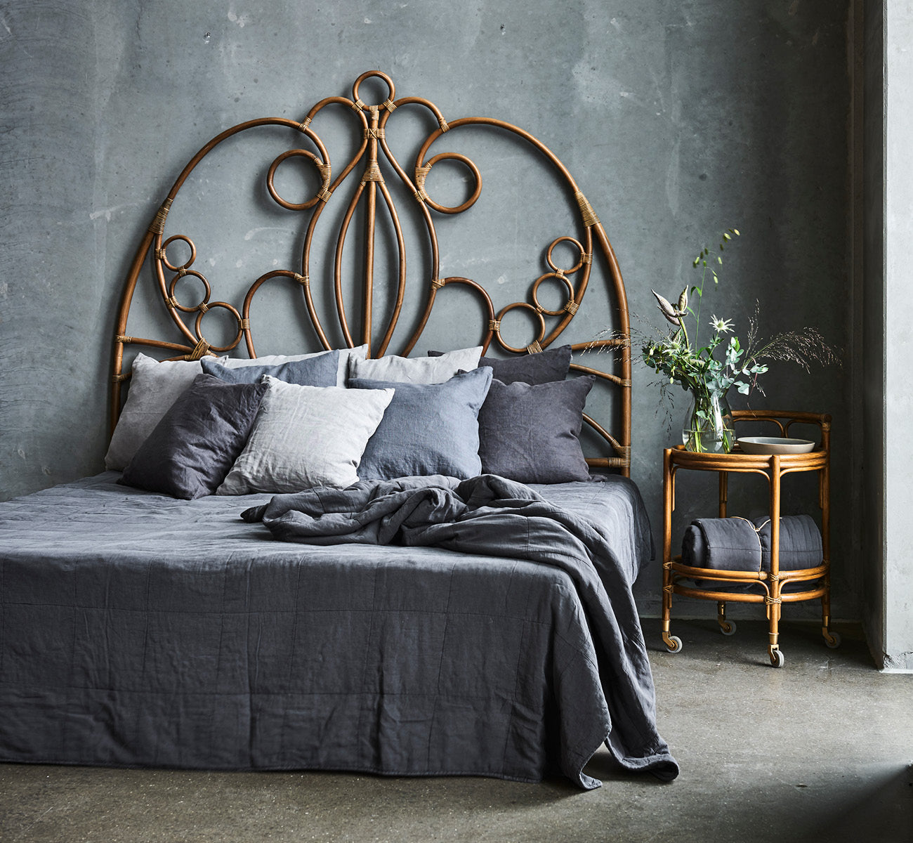 Esta es una imagen de estilo de vida de CTE058DB colcha en dusty Blue Cotton, en un dormitorio sereno con decoración neutra y parqué en espiga.