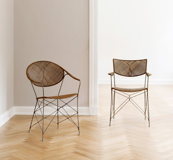 Esta es una imagen de estilo de vida de Funky silla de comedor en hazelnut rattan iron frame, en un interior luminoso con paredes de paneles blancos.