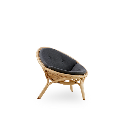 Vista lateral de la silla lounge Rana, diseñada por Nanna Ditzel. Diseño premiado de tres patas, con asiento completamente tejido, hecho a mano con ratán de alta calidad de Indonesia.
