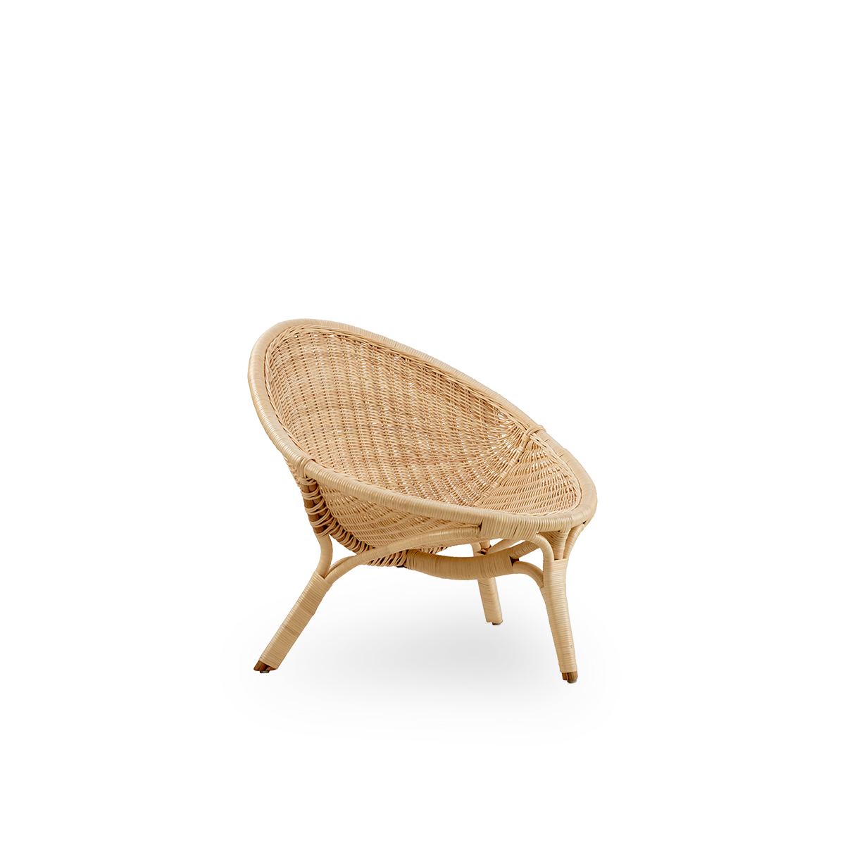 Vista lateral de la silla lounge Rana, diseñada por Nanna Ditzel. Diseño premiado de tres patas, con asiento completamente tejido, hecho a mano con ratán de alta calidad de Indonesia.