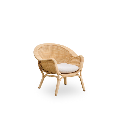 Vista lateral de la silla de lounge exterior Madame, diseñada por Nanna & Jørgen Ditzel. Silla de lounge completamente tejida en ratán con diseño suave y femenino en forma de concha.
