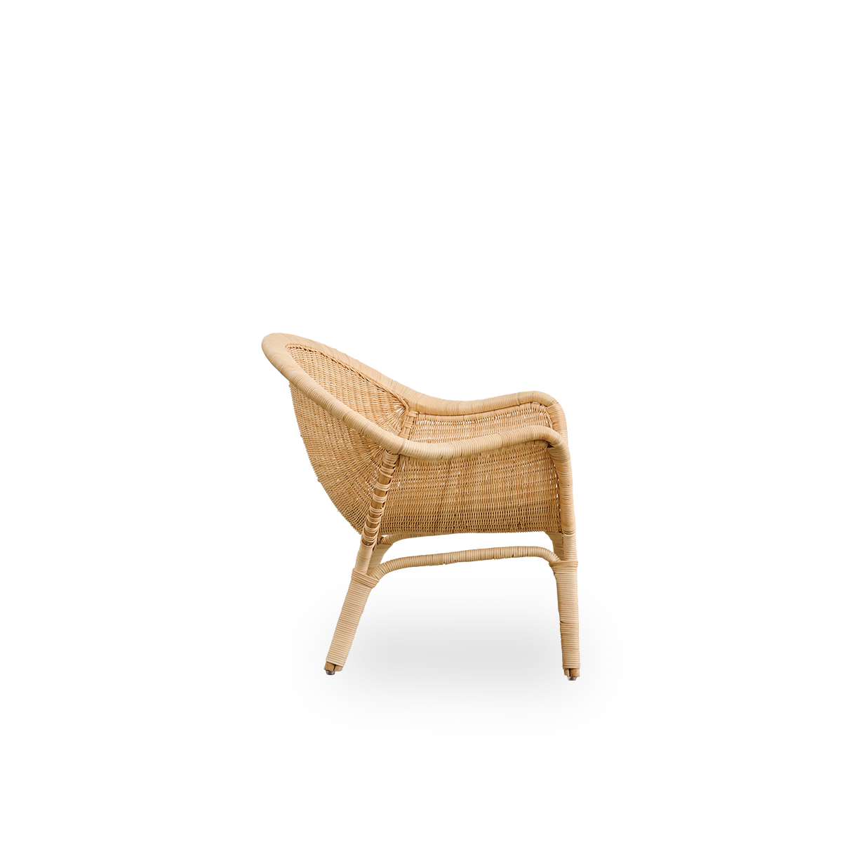 Vista lateral de la silla lounge Madame Exterior, diseñada por Nanna & Jørgen Ditzel. Silla lounge completamente tejida en ratán con diseño suave y femenino en forma de concha.