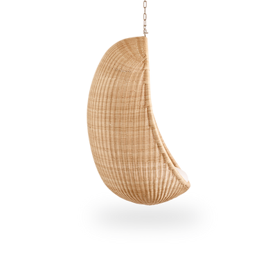 Vista lateral del Hanging Egg, una icónica silla colgante diseñada por Nanna y Jørgen Ditzel. La silla colgante redonda está completamente tejida con ratán indonesio de alta calidad y cuelga de una cadena metálica.