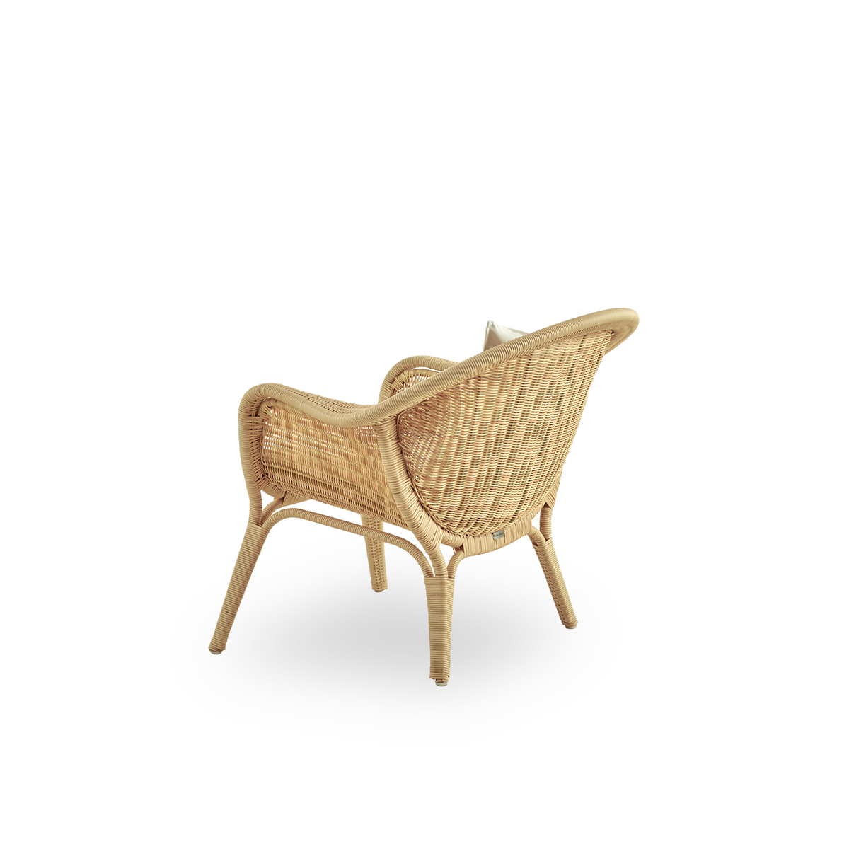 Vista desde atrás del sillón lounge exterior Madame, diseñado por Nanna y Jørgen Ditzel. Sillón completamente tejido con un diseño suave y femenino en forma de concha. Estructura de aluminio tejida con ArtFibre.